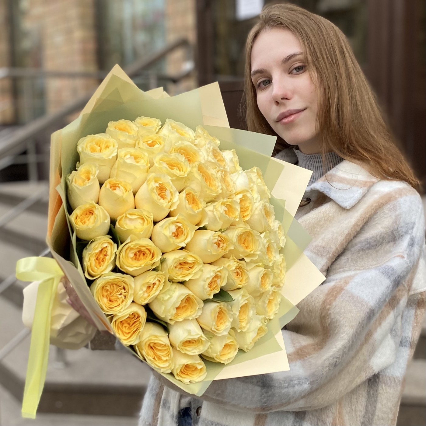 51 пионовидная лимонная роза Баттеркап 35 см